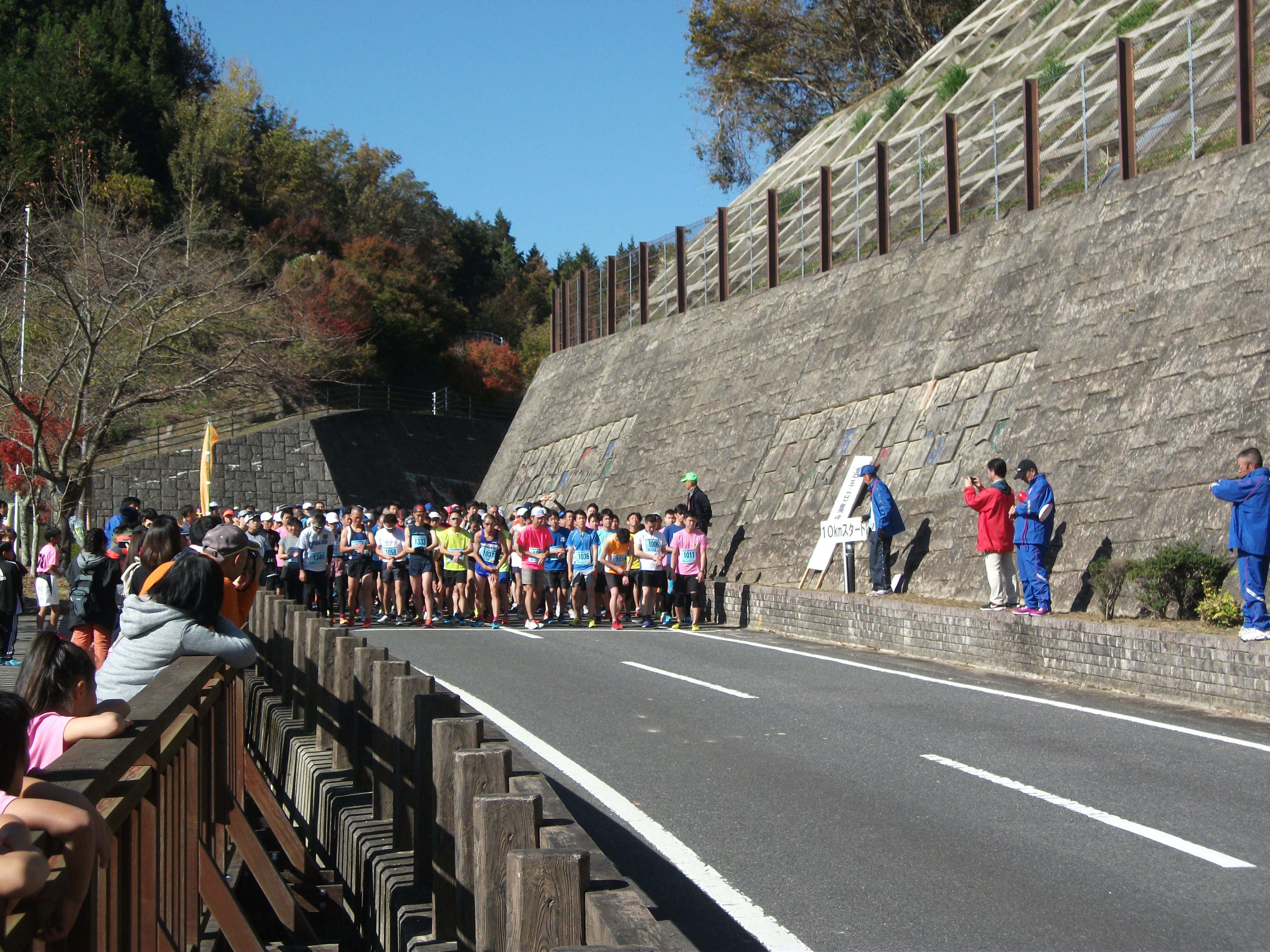 18名張ひなち湖紅葉マラソン大会 三重県のバスと警備 総合建物管理 人材派遣は株式会社メイハン